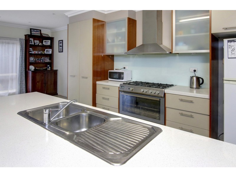 13 Dunferline Crescent, Cranbourne VIC 3977