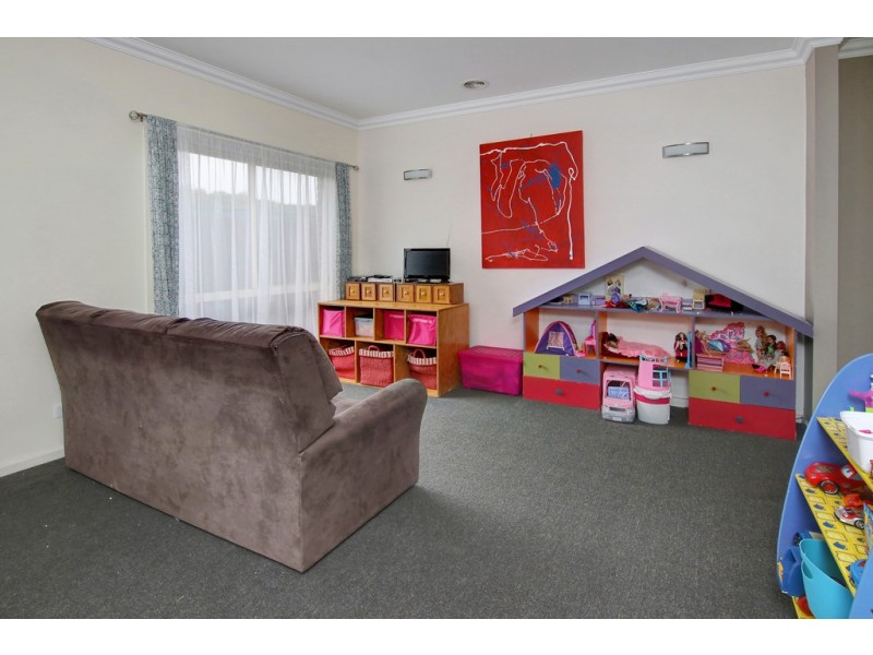 13 Dunferline Crescent, Cranbourne VIC 3977