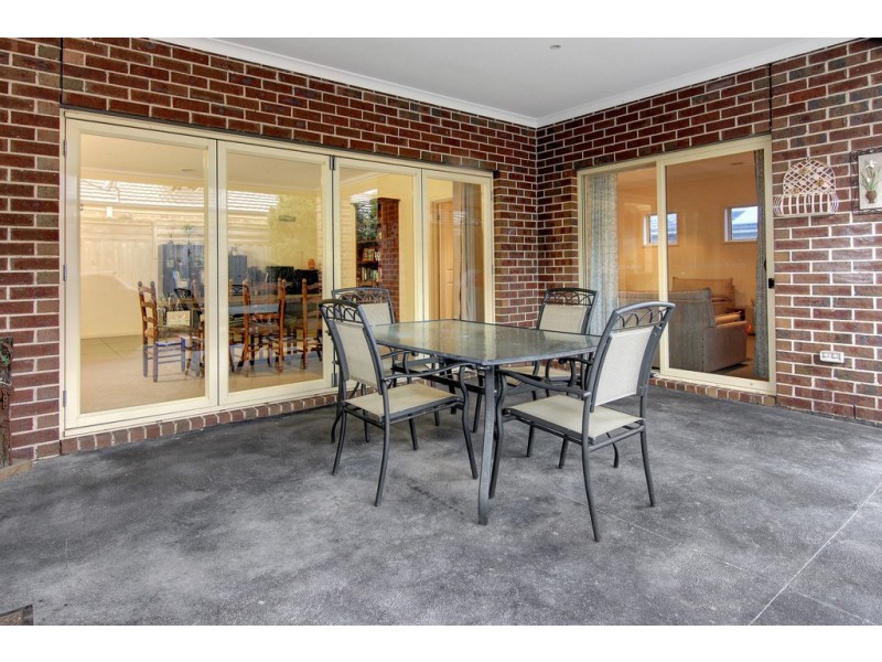 13 Dunferline Crescent, Cranbourne VIC 3977