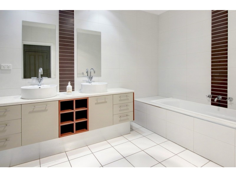 13 Dunferline Crescent, Cranbourne VIC 3977