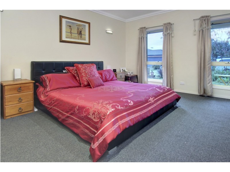 13 Dunferline Crescent, Cranbourne VIC 3977