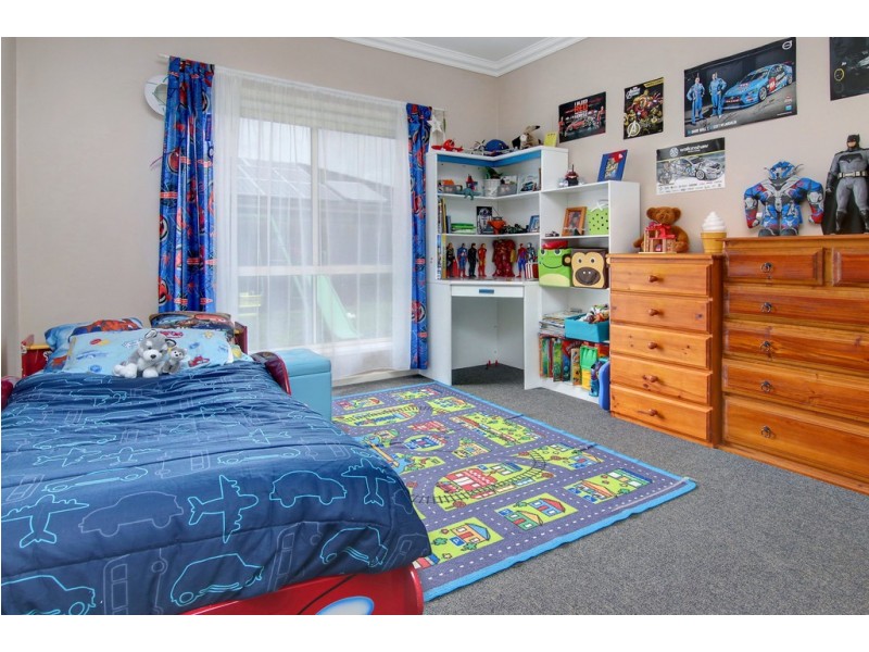 13 Dunferline Crescent, Cranbourne VIC 3977