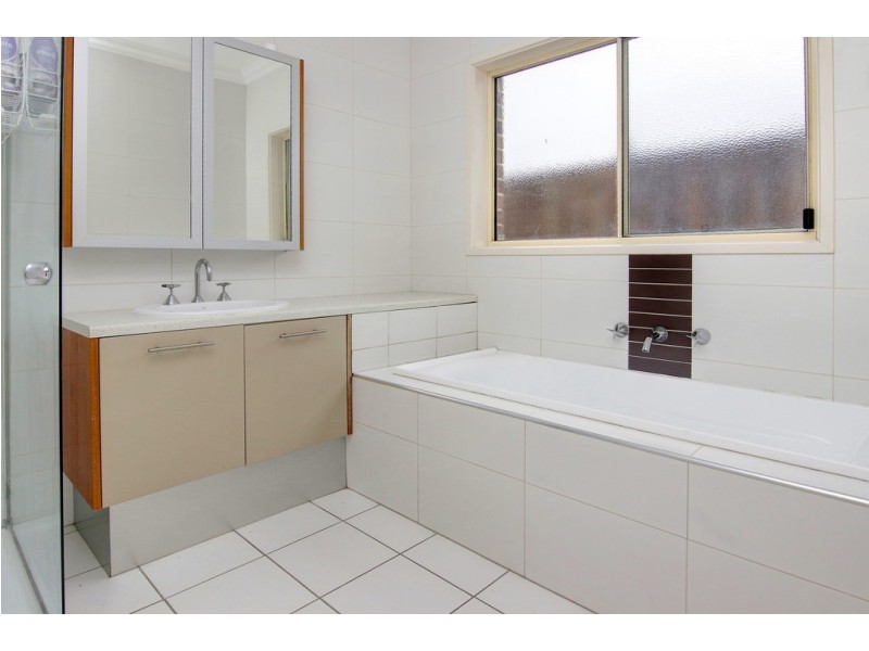 13 Dunferline Crescent, Cranbourne VIC 3977