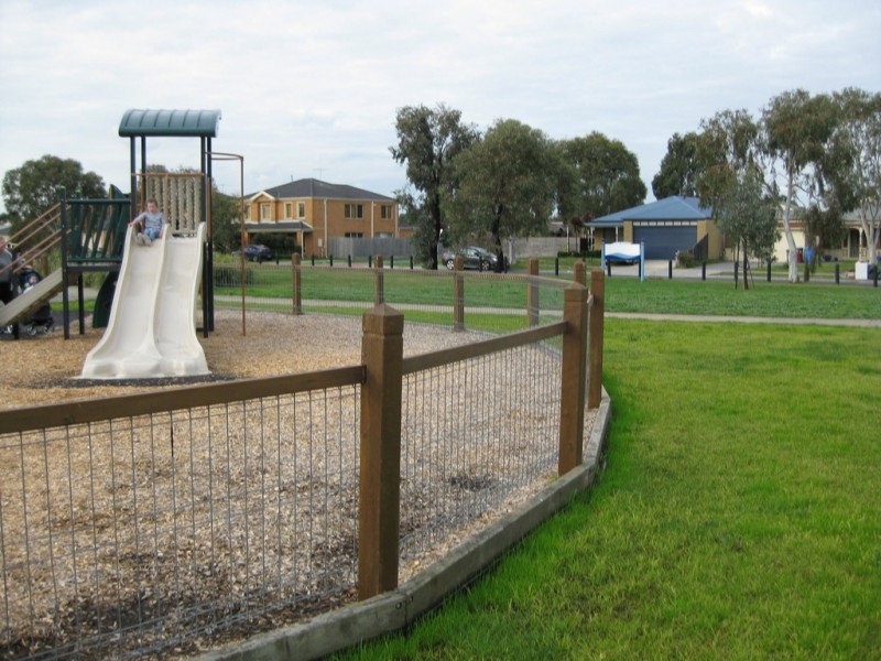 13 Dunferline Crescent, Cranbourne VIC 3977