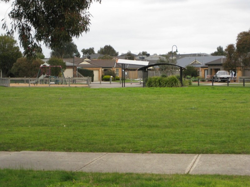 13 Dunferline Crescent, Cranbourne VIC 3977