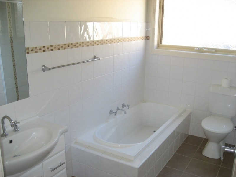 2/27 Cricklewood Avenue, Frankston VIC 3199