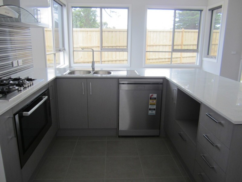 11 Augusta Crescent, Frankston VIC 3199