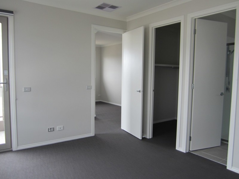 11 Augusta Crescent, Frankston VIC 3199