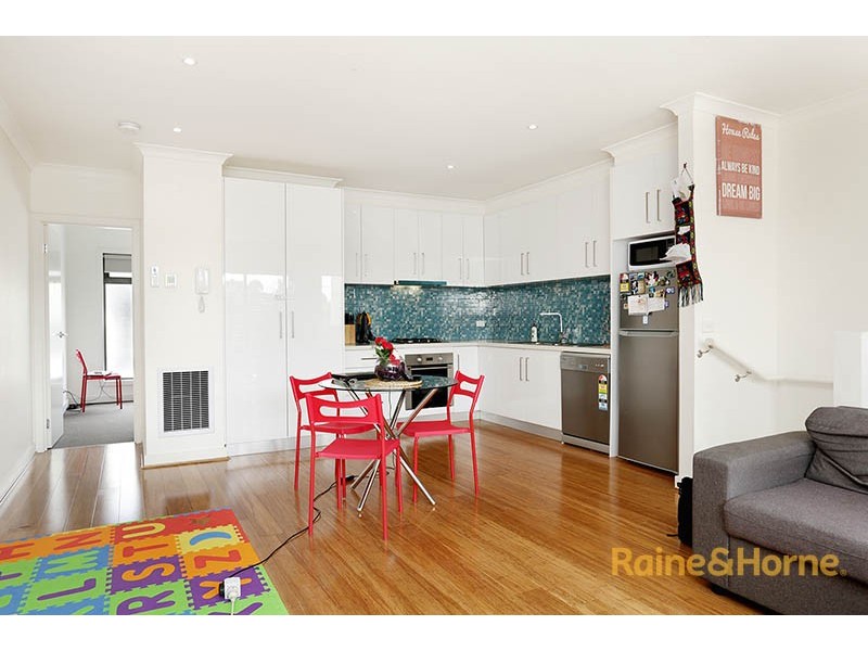 2/18-20 Northumberland Road, Sunshine North VIC 3020