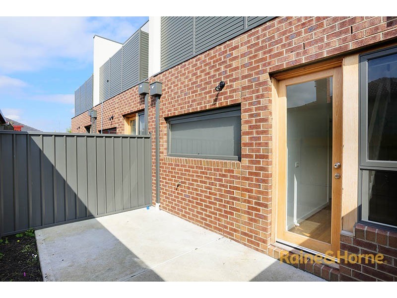 2/18-20 Northumberland Road, Sunshine North VIC 3020