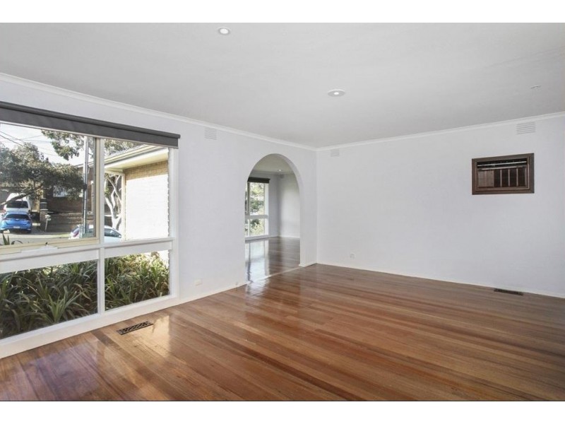 8 Kingsmere Close, Gladstone Park VIC 3043