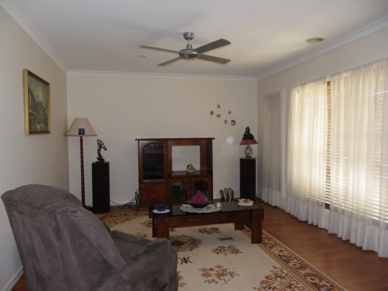 33 Rutherglen Crescent, Gowanbrae VIC 3043