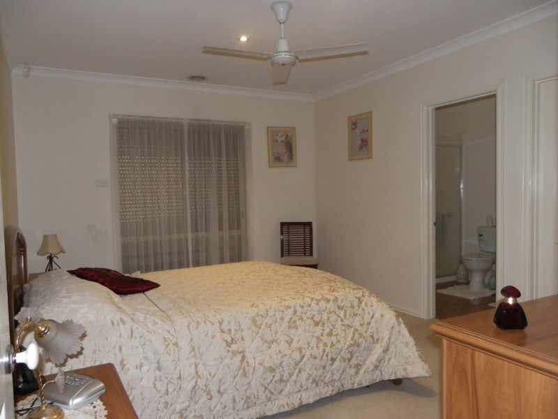 33 Rutherglen Crescent, Gowanbrae VIC 3043