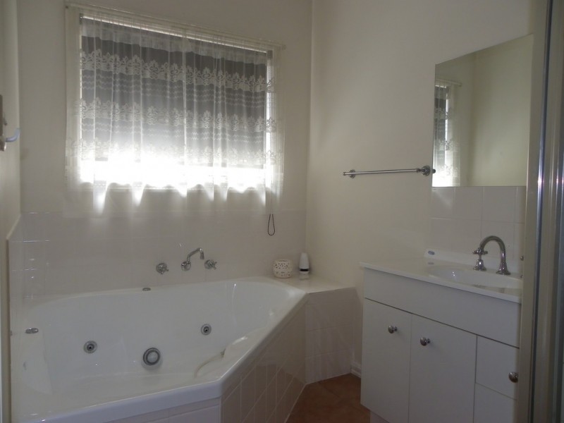 33 Rutherglen Crescent, Gowanbrae VIC 3043