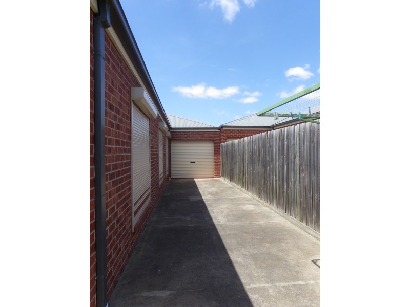 33 Rutherglen Crescent, Gowanbrae VIC 3043