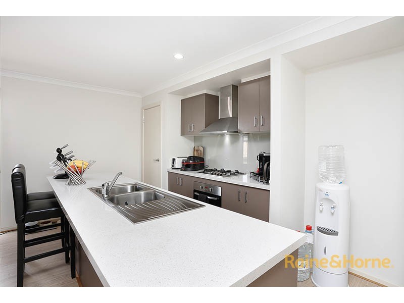 6 Sherford Way, Melton South VIC 3338