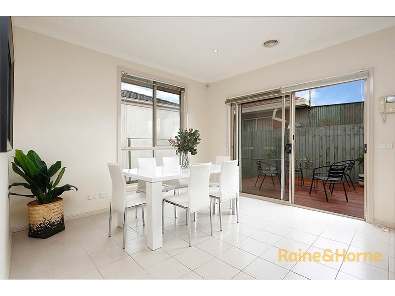 2/4 Levenia Street, St Albans VIC 3021