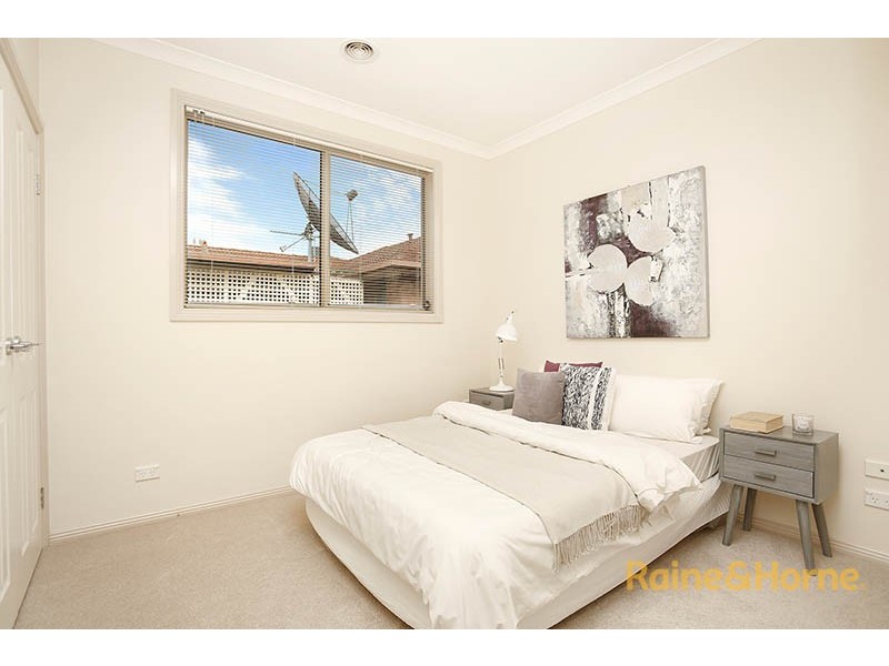 2/4 Levenia Street, St Albans VIC 3021