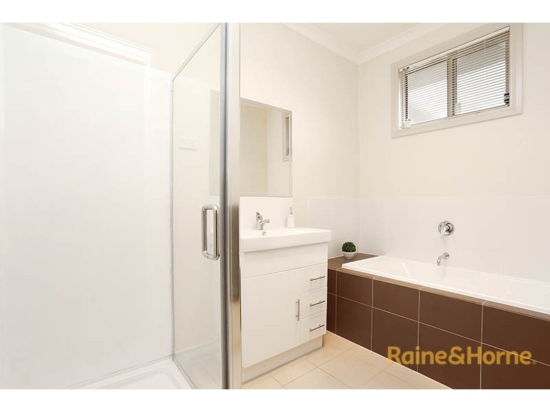 2/4 Levenia Street, St Albans VIC 3021