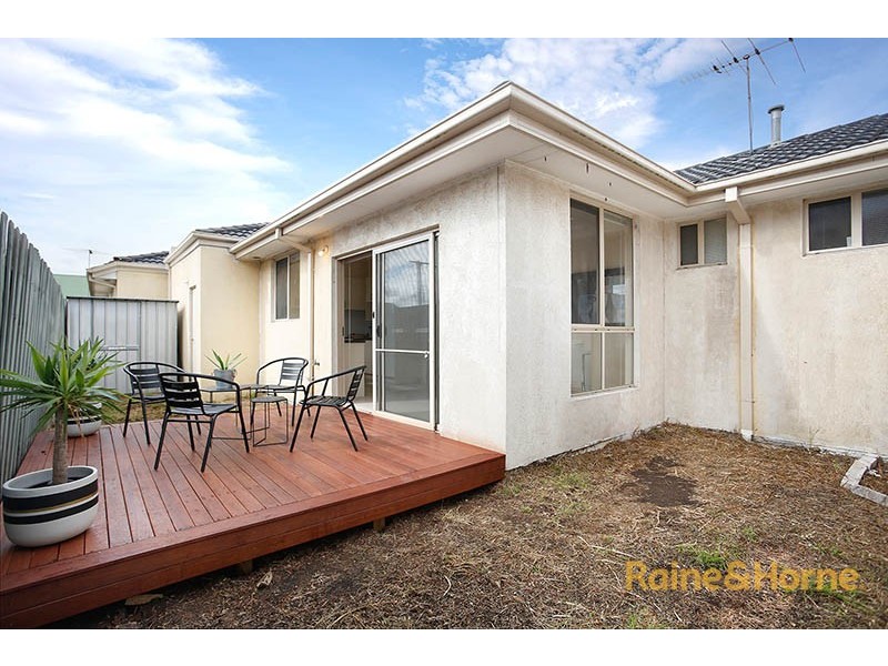 2/4 Levenia Street, St Albans VIC 3021