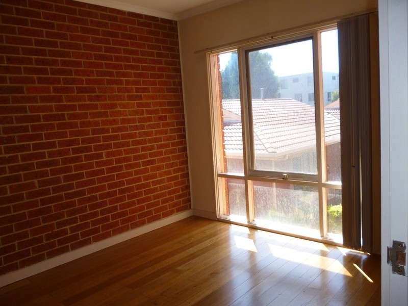 3/18  Sandown Road, Ascot Vale VIC 3032