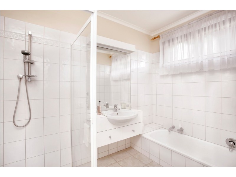 18 Leawarra Crescent, Doncaster East VIC 3109