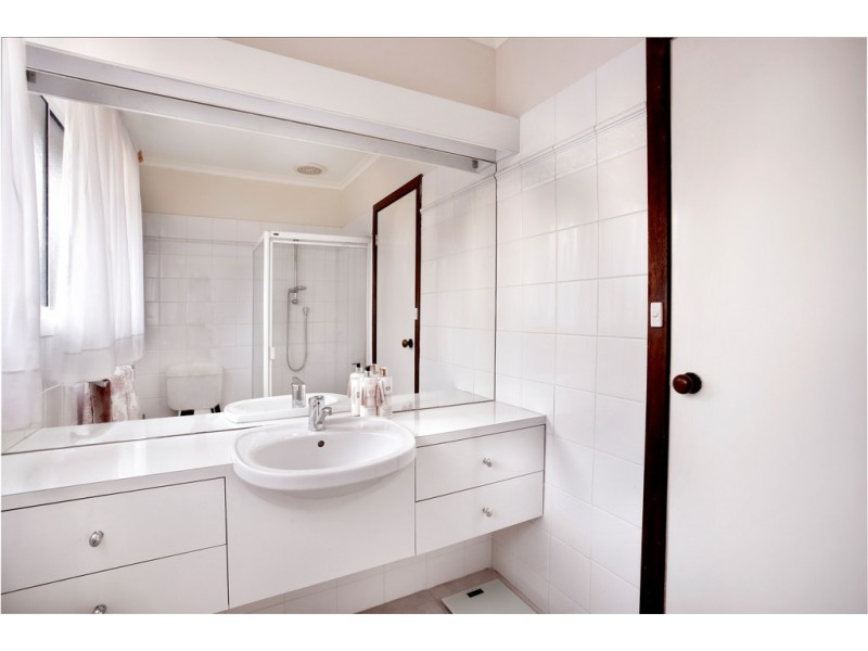 18 Leawarra Crescent, Doncaster East VIC 3109