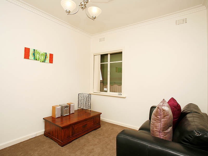 8  Warrs Road, Maribyrnong VIC 3032