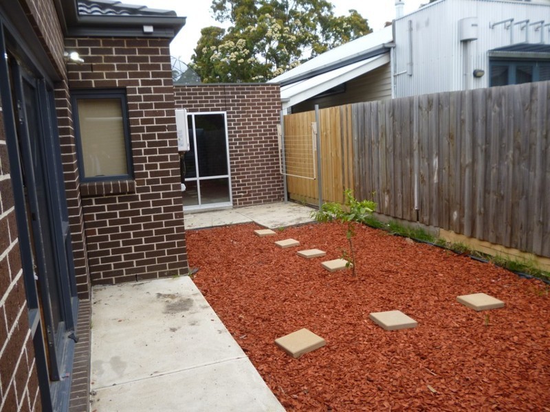 2/8  Baird Street, Maidstone VIC 3012