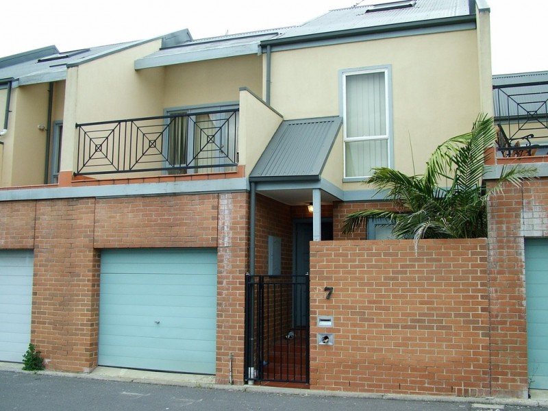 27 McNamara Mews, Kensington VIC 3031