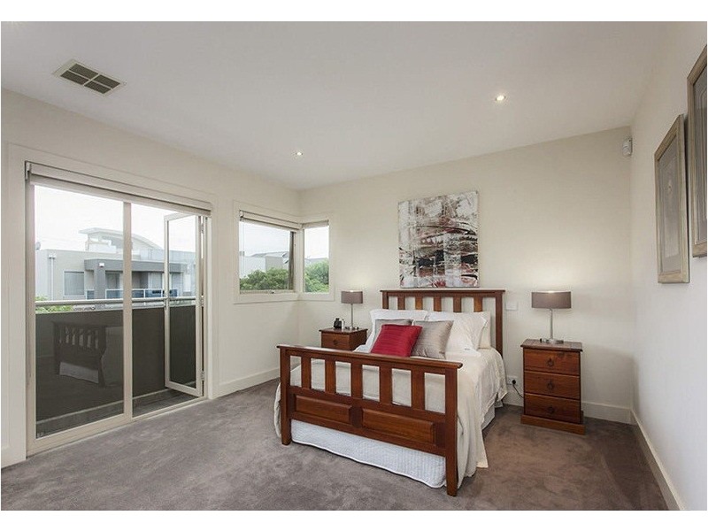 25 Lakeside Crescent, Maribyrnong VIC 3032