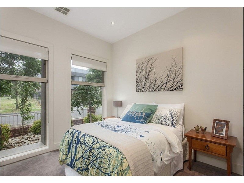 25 Lakeside Crescent, Maribyrnong VIC 3032