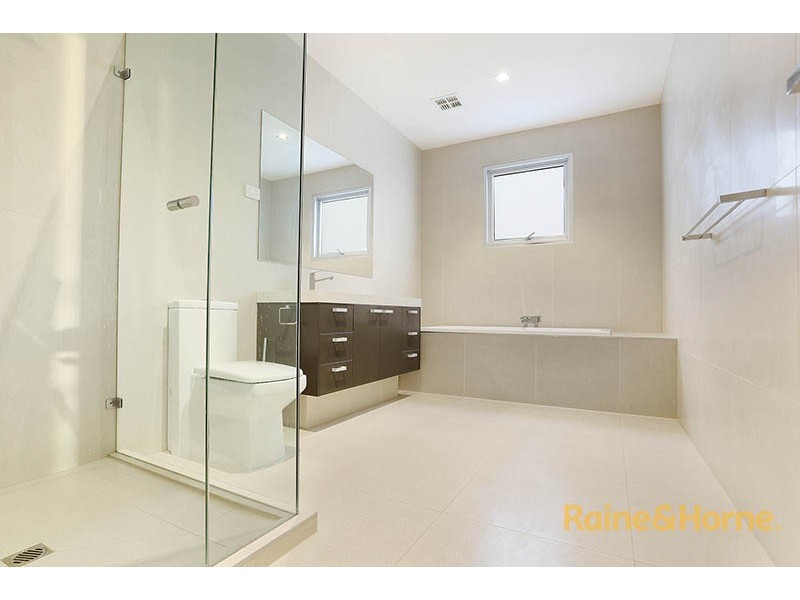 24 Saltwater Crescent, Maribyrnong VIC 3032