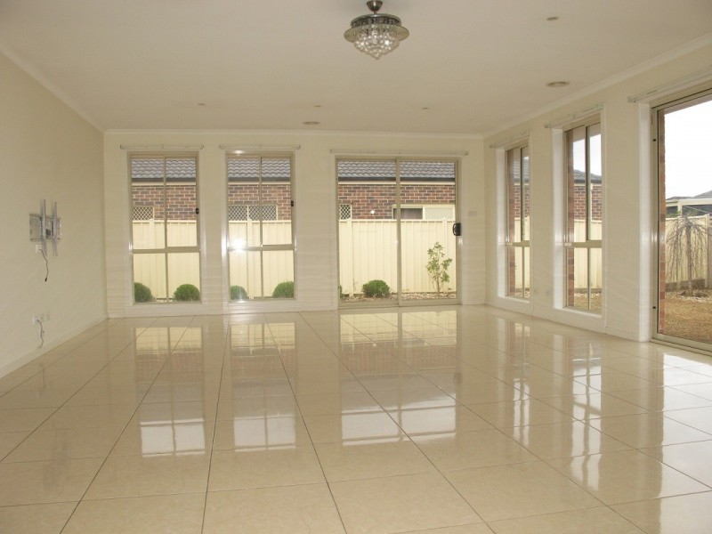 24 Kingston Drive, Taylors Hill VIC 3037