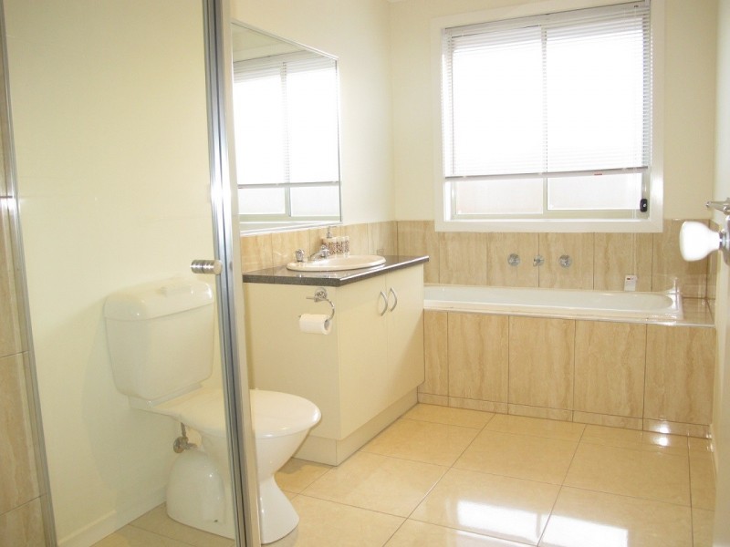 24 Kingston Drive, Taylors Hill VIC 3037