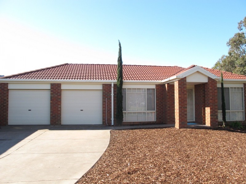 8 Patterson Close, Caroline Springs VIC 3023