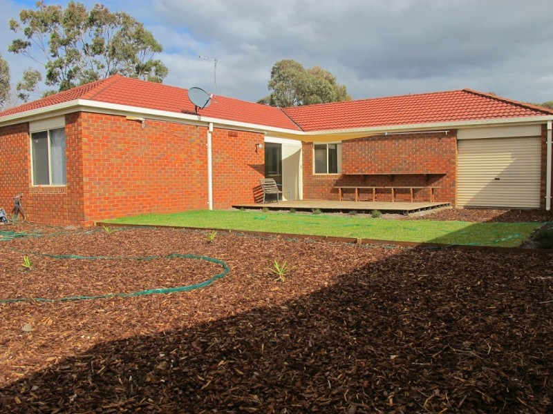 8 Patterson Close, Caroline Springs VIC 3023