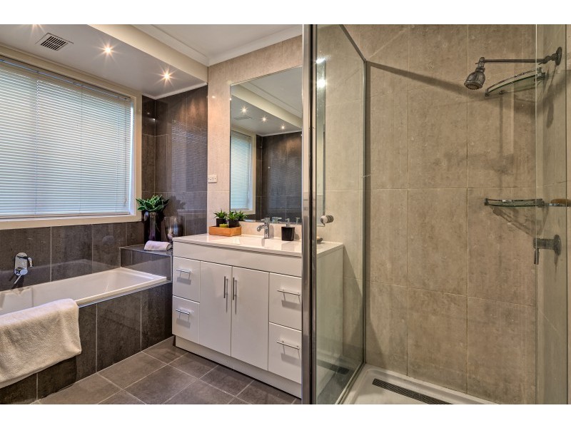 32 Aldershot Drive, Keilor Downs VIC 3038