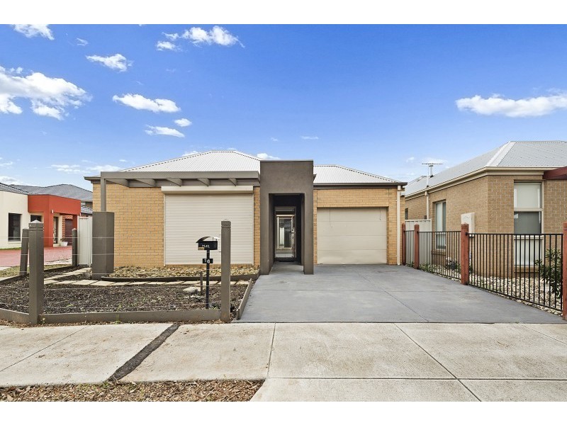 16 Rosella Crescent, Caroline Springs VIC 3023
