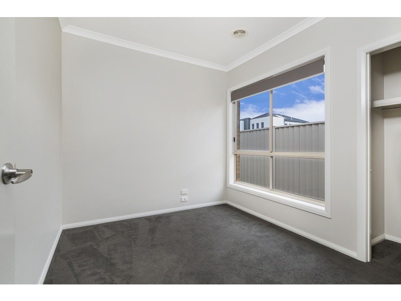 16 Rosella Crescent, Caroline Springs VIC 3023