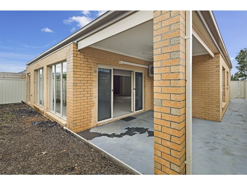 16 Rosella Crescent, Caroline Springs VIC 3023