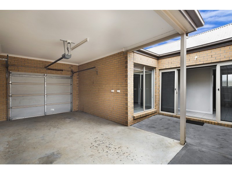 16 Rosella Crescent, Caroline Springs VIC 3023