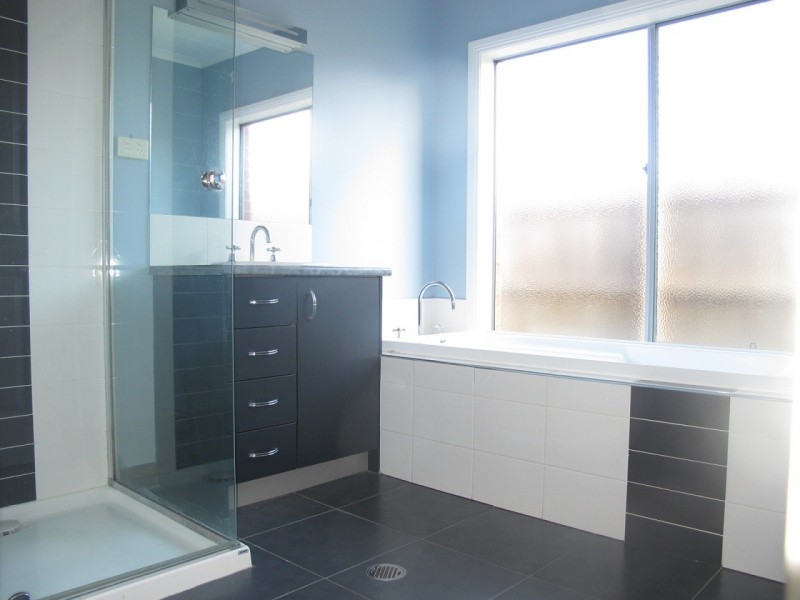 10 Kingston Drive, Taylors Hill VIC 3037