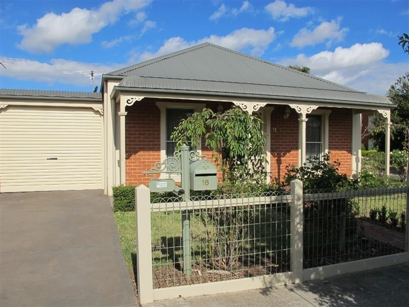 16 Holmes Way, Caroline Springs VIC 3023