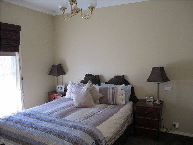 16 Holmes Way, Caroline Springs VIC 3023