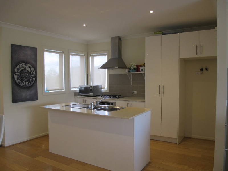 8 Kai Close, Caroline Springs VIC 3023
