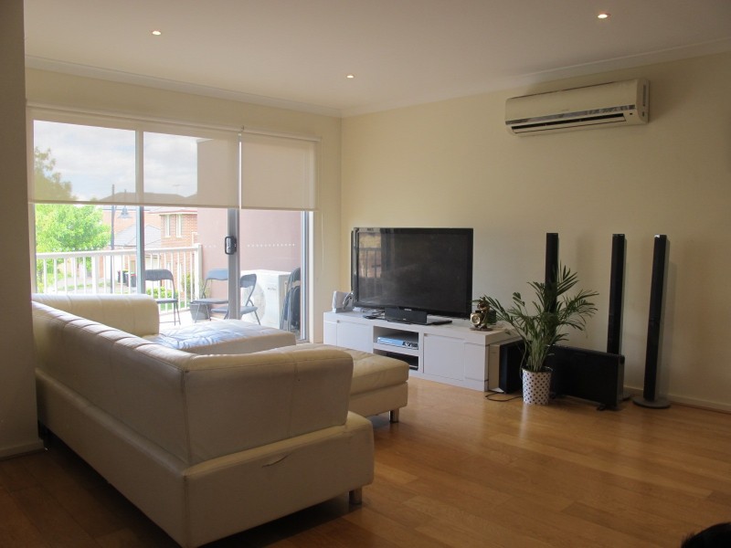 8 Kai Close, Caroline Springs VIC 3023