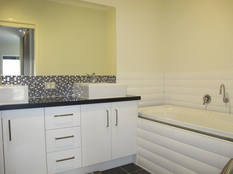 23 Redcliffe Terrace, Taylors Hill VIC 3037