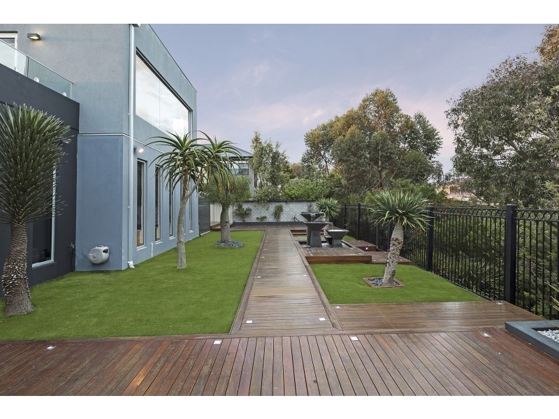25 Glenmaggie Chase, Caroline Springs VIC 3023