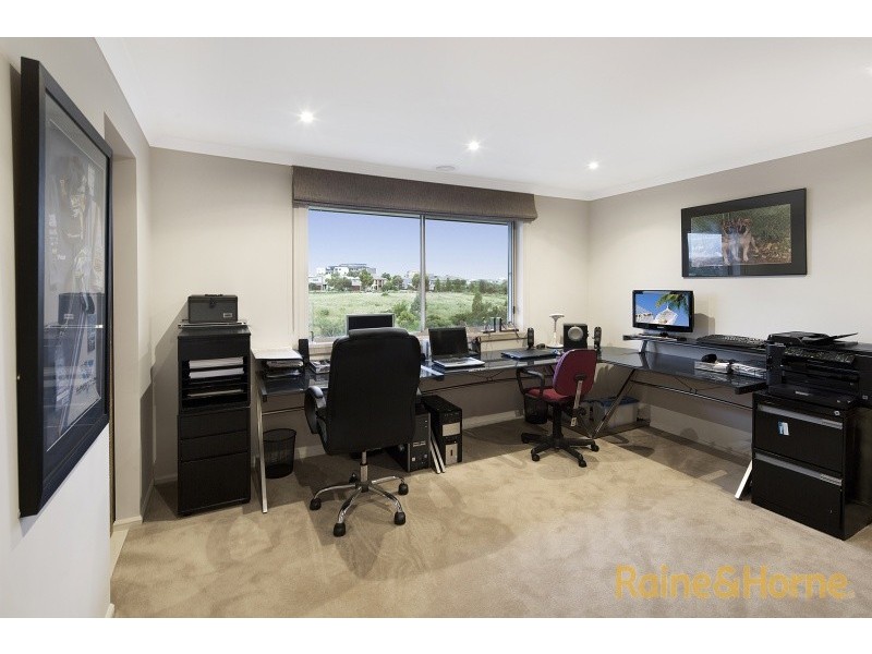 6 Chorlton Place, Caroline Springs VIC 3023